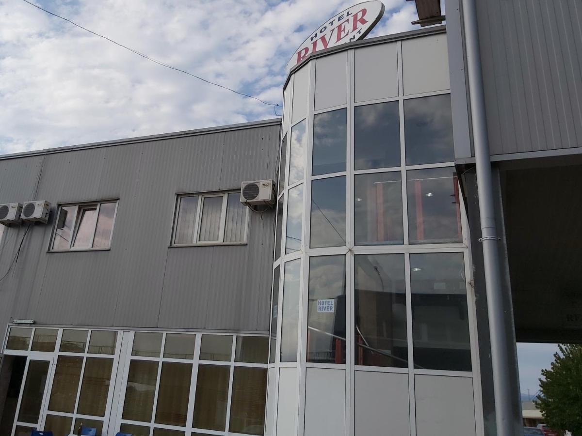 Hotel River Târgu Jiu エクステリア 写真