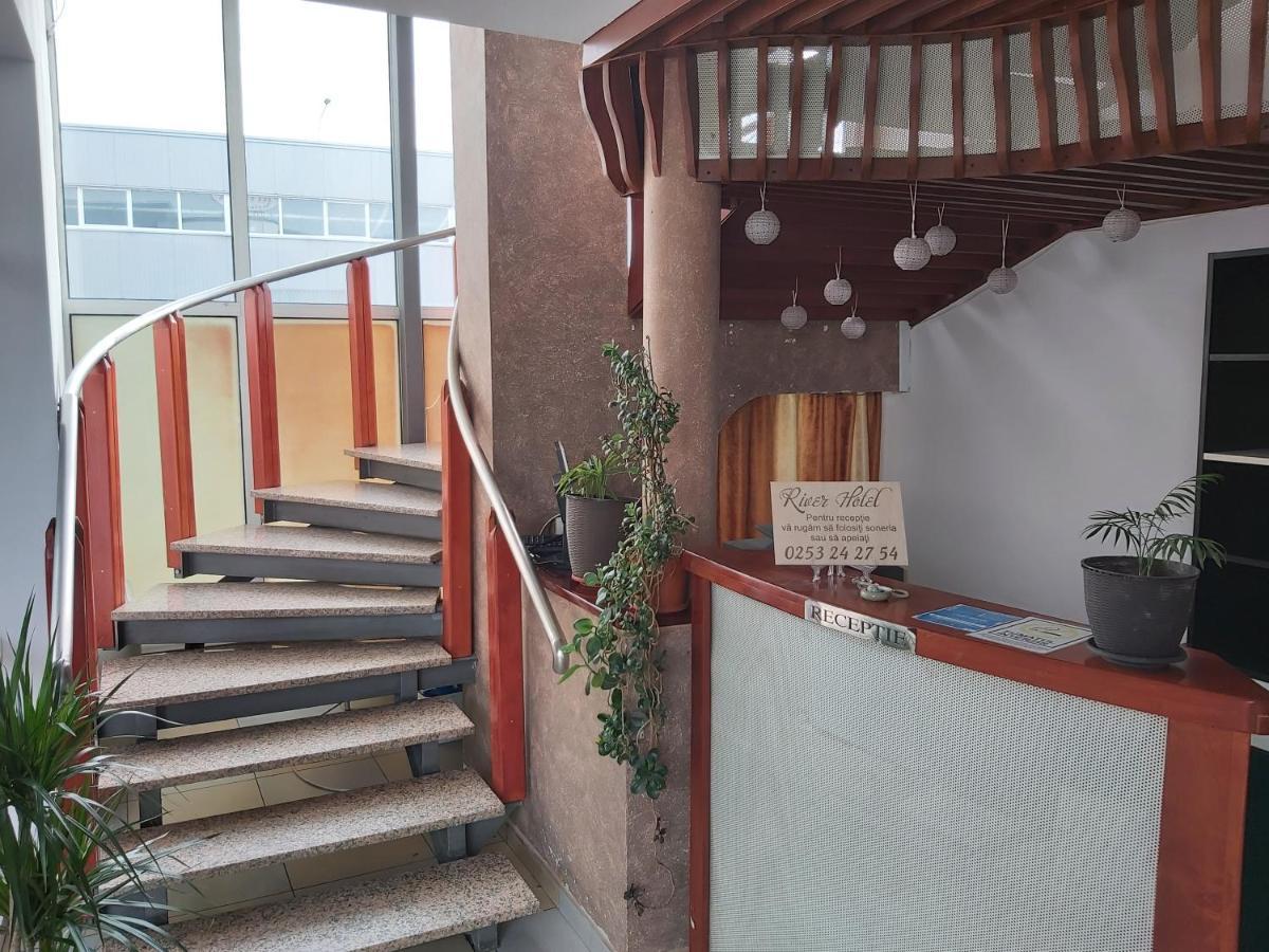 Hotel River Târgu Jiu エクステリア 写真